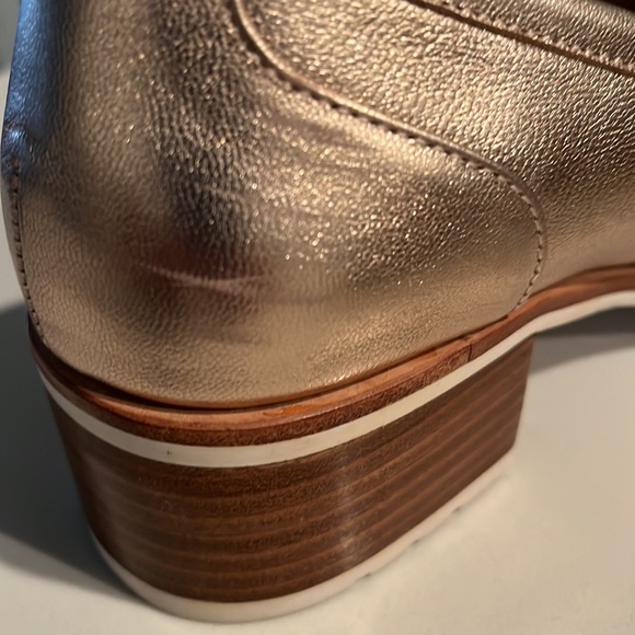 Ladies Size 38 Leather Loafer in Gold - Picture 4 of 10